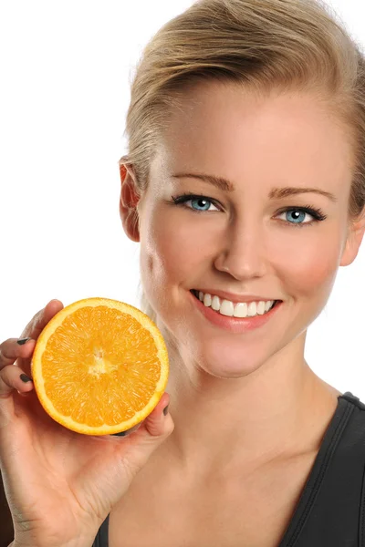 Mujer joven sosteniendo naranja — Foto de Stock