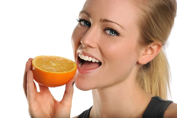 Jonge vrouw eten oranje — Stockfoto