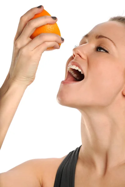 Femme mangeant orange — Photo