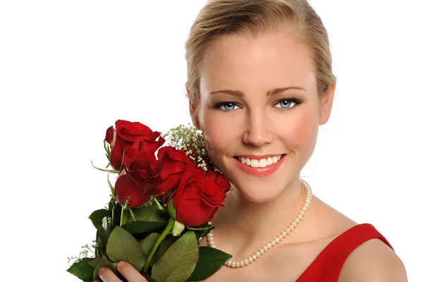 Porträtt av ung kvinna med röda rosor — Stockfoto