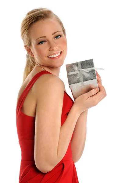 Jovem mulher segurando caixa de presente — Fotografia de Stock