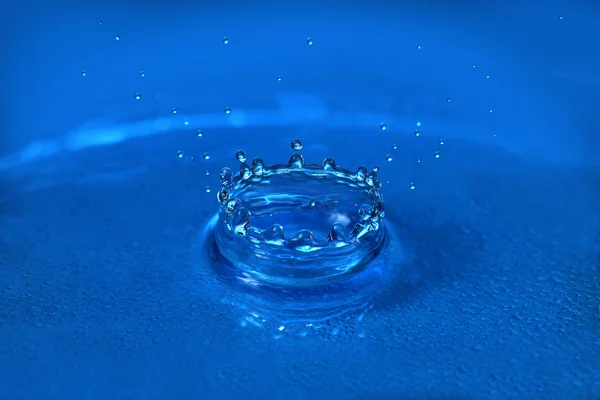 Gota de água formando coroa — Fotografia de Stock