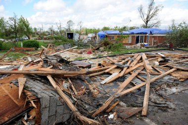 Tornado saint louis vurduktan sonra imha