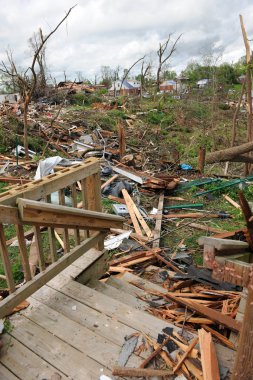 Tornado saint louis vurduktan sonra imha