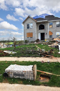 Tornado saint louis vurduktan sonra imha