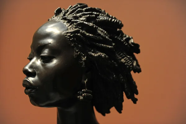 Busto di scultura donna africana — Foto Stock