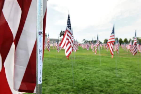 O nome da vítima de 9-11 no mastro da bandeira dos EUA — Fotografia de Stock