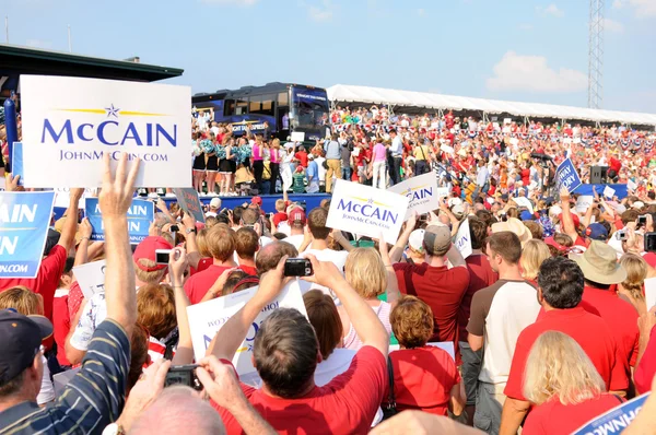 Le sénateur MCCain arrive au rassemblement — Photo