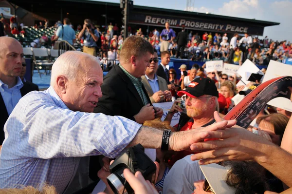 John mccain skakar hand med supportrar — Stockfoto