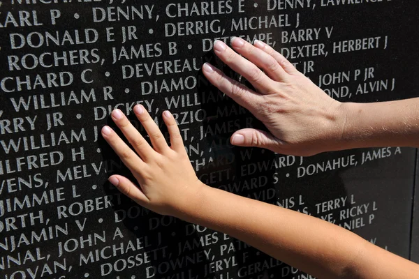 Hand of Adult and Child Touching Names at War Memorial — Stock Photo, Image