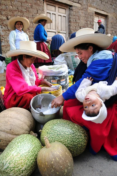 Les femmes au marché péruvien — Photo