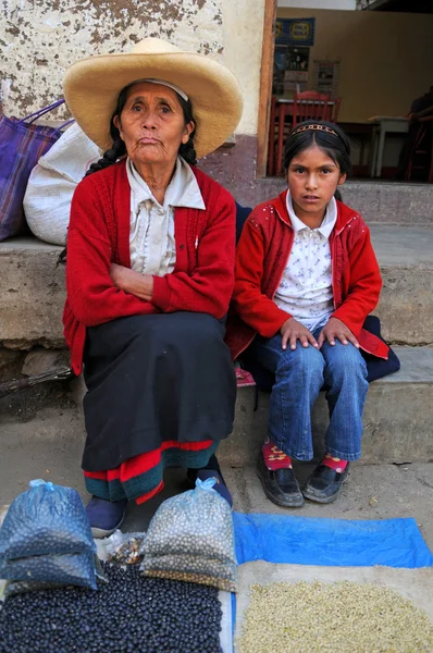 Mujer y niños vendiendo granos — Foto de Stock