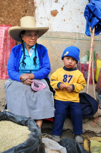 女性と子供の農産物の販売 — ストック写真