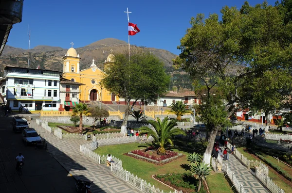 Площі Плаза де Армас в Cajabamba, Перу — стокове фото