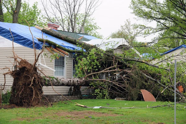 Tornado beschädigte Häuser — Stockfoto