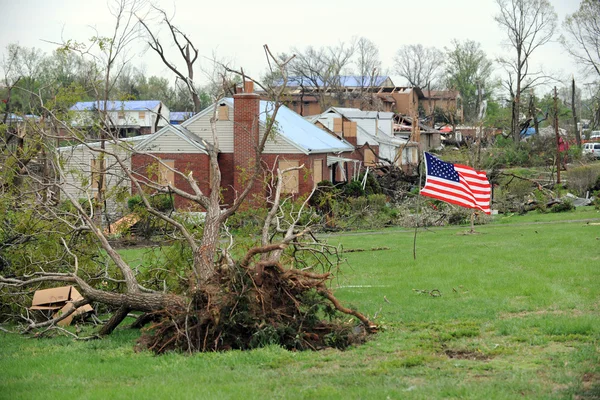 Una bandera de Estados Unidos ondea en medio del daño del tornado en San Luis — Foto de Stock
