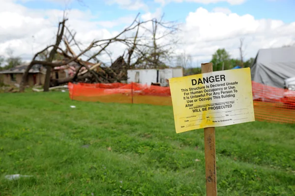 Destrucción después de que Tornados golpearan San Luis — Foto de Stock