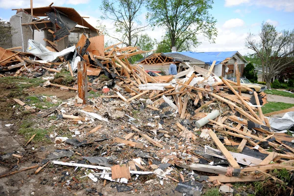 Vernietiging Nadat Tornado's sloeg saint louis — Stockfoto