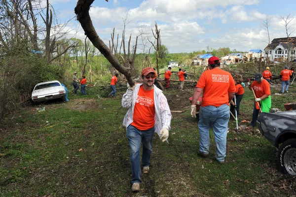 Volunteers Help Clean Up After Tornadoes — Stock Photo, Image