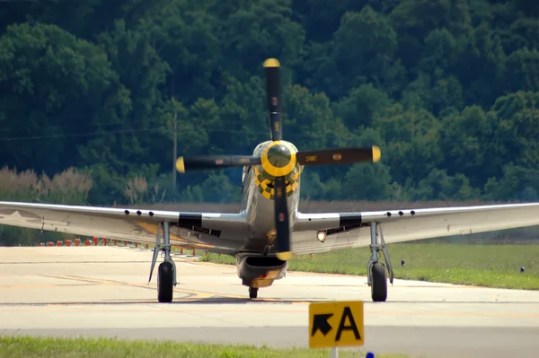 P-51 mustang taxning — Stockfoto