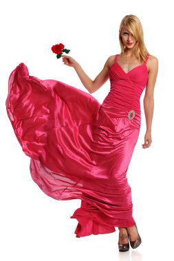 Pembe elbiseli kadın