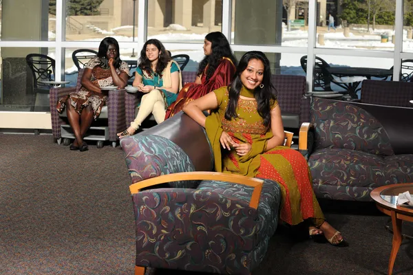 Mångskiftande grupp av kvinnliga studenter — Stockfoto