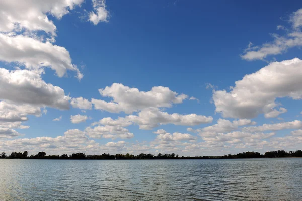 Jasne chmury nad jeziorem — Zdjęcie stockowe