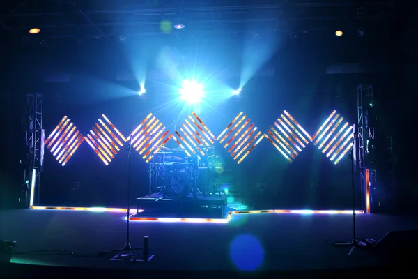 Escenario musical con inundación y luces led — Foto de Stock