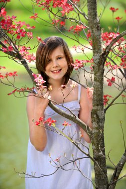 çiçekli ağaç tarafından genç kız
