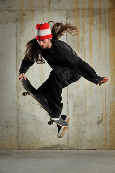 Skateboarder beim Sprung — Stockfoto