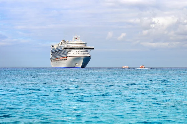 Passagerare cruise ship och anbud båtar — Stockfoto