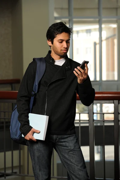 Joven indio Srudent usando teléfono celular — Foto de Stock