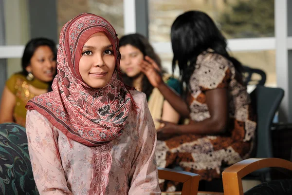 伊斯兰的年轻女子 — 图库照片