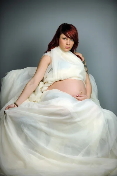 Jeune femme enceinte — Photo