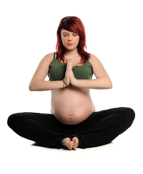 Femme enceinte pratiquant le yoga — Photo