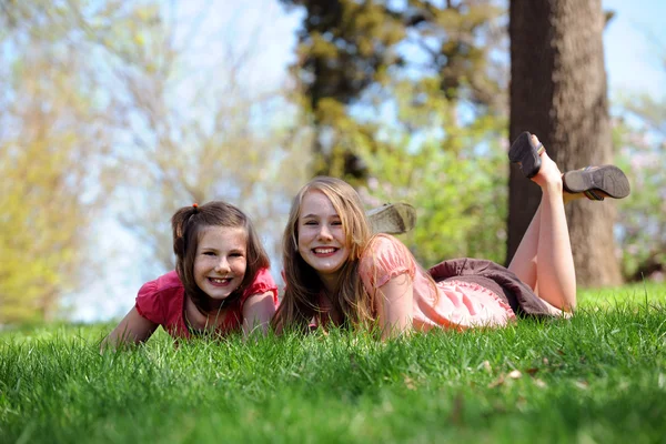 Meninas descansando na grama — Fotografia de Stock