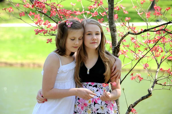 Hermanas jóvenes al aire libre — Foto de Stock