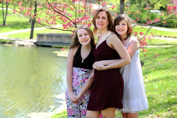 Madre e hijas al aire libre — Foto de Stock