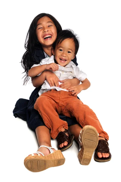 Niña y niño riendo — Foto de Stock