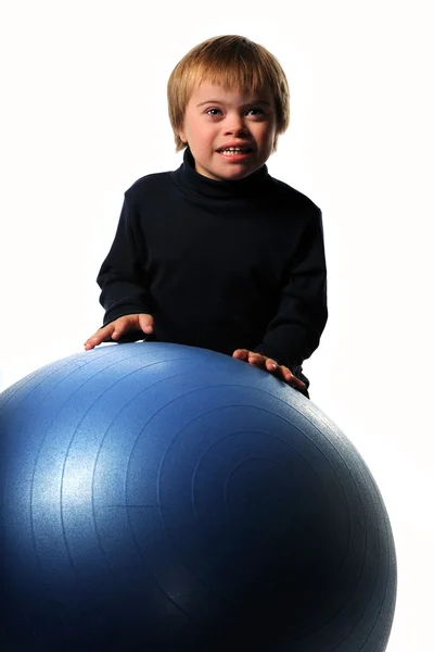 Pojke med Downs syndrom leker med boll — Stockfoto
