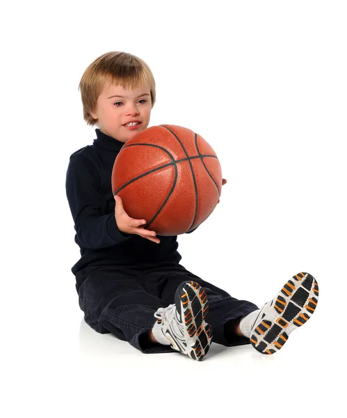 Boyy com síndrome de Down jogando com bola — Fotografia de Stock