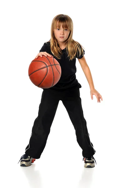 Meisje spelen basketbal — Stockfoto