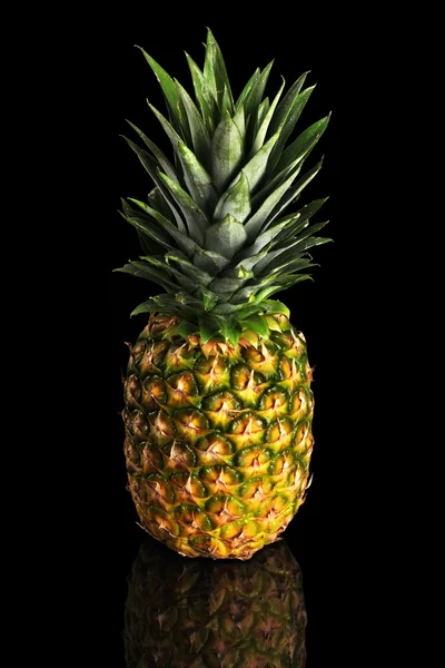 Ananas op zwarte achtergrond — Stockfoto