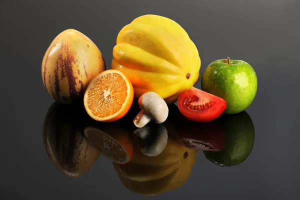 Friss gyümölcsök és zöldségek a táblázat — Stock Fotó