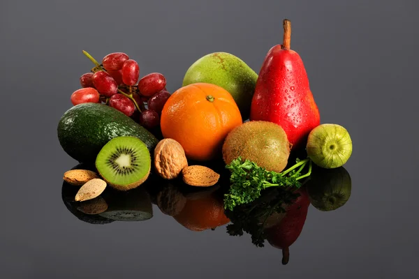 Gyümölcsök és zöldségek tükörképe — Stock Fotó