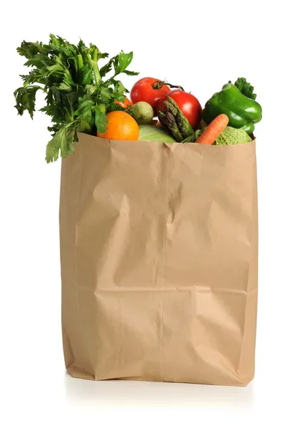 Фрукты и овощи в продуктовой сумке — стоковое фото