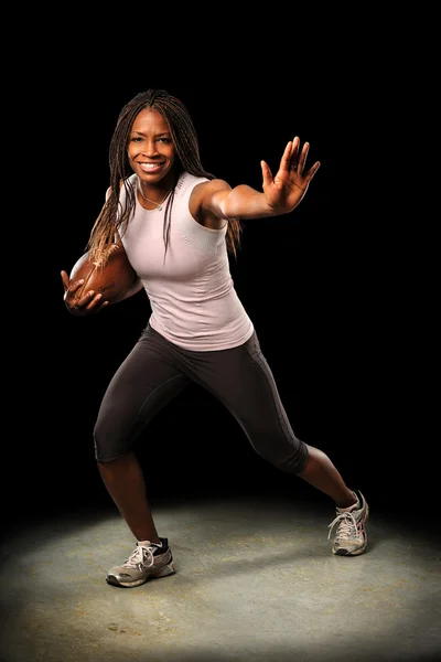 Jeune femme avec le football — Photo