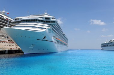 tropikal limana demirledi gemi cruise