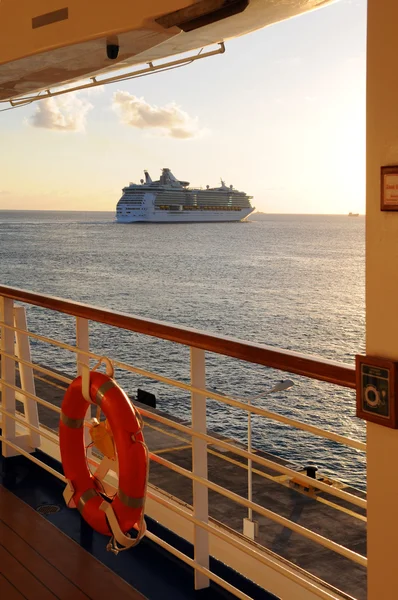 Cruiseschip bij zonsondergang — Stockfoto