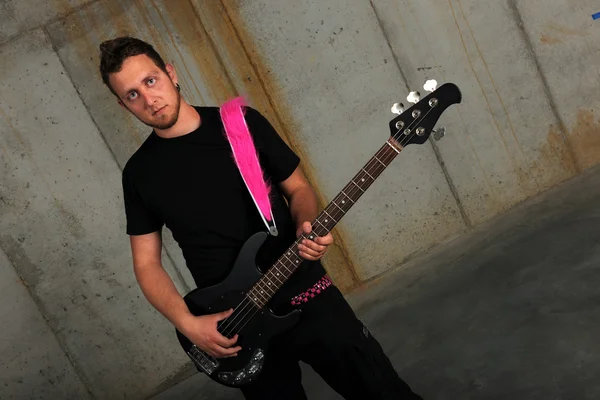 Joven con guitarra eléctrica —  Fotos de Stock